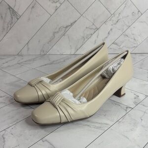 NWT Easy Street Womens Waive Bone Faux Leather Square Closed Toe Pumps Size 8W